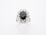 une bague à grappes de saphirs et de diamants