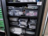une armoire noire sur laquelle sont posées de nombreuses boîtes