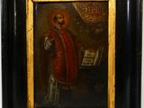un vieux tableau représentant un homme en manteau rouge tenant un livre