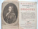 un livre sur lequel figure la photo d'un homme en manteau