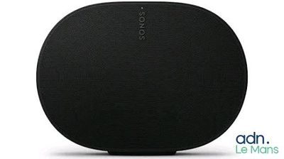 une image représentant une enceinte noire posée sur une surface blanche