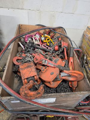 une caisse en bois remplie de divers outils