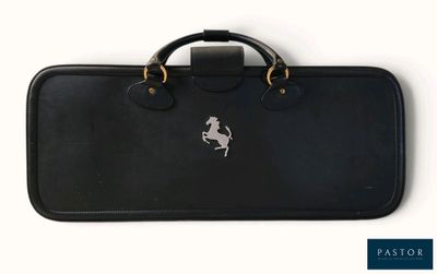 sur la poignée de la valise noire, on voit un cheval