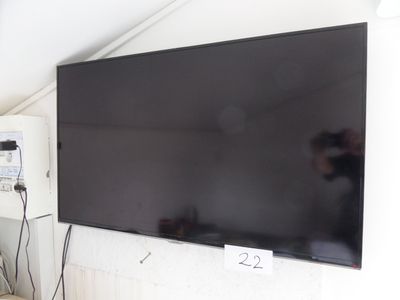 un téléviseur à écran plat fixé au mur d'un salon
