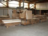 Les cartons et les palettes sont empilés sur des palettes dans un entrepôt