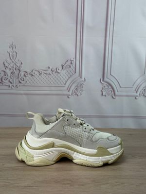 un gros plan sur une paire de baskets posées sur un parquet