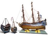 une maquette de bateau pirate exposée à côté d'autres maquettes de bateaux