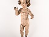 une petite statue représentant un enfant tenant un couteau