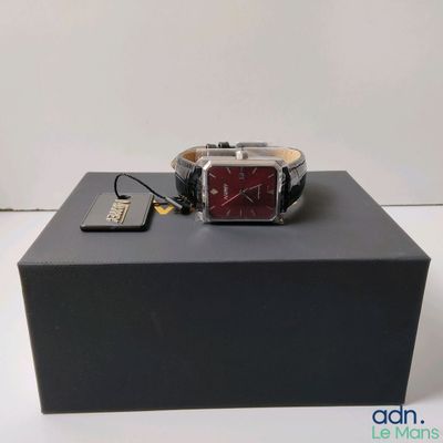 une montre posée sur une boîte