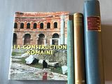 deux livres posés l'un à côté de l'autre sur une table