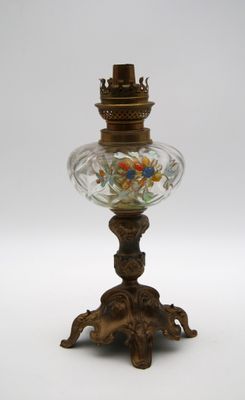 une image représentant un vase en verre orné de fleurs, posé sur un socle