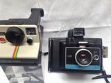 deux appareils photo Polaroid posés côte à côte sur une table