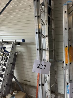 de nombreuses échelles se trouvant dans une pièce et portant chacune un numéro
