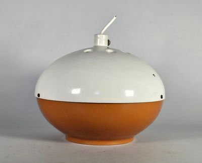 un petit objet orange et blanc posé sur une table blanche