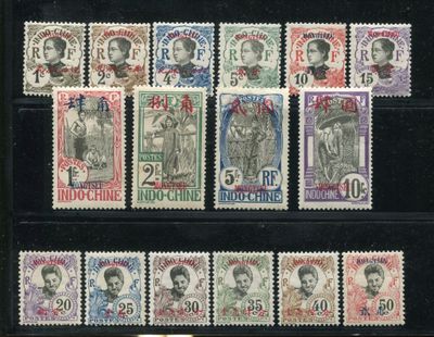 les timbres sont de tailles et de couleurs différentes sur un fond noir