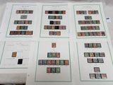 quatre feuilles de timbres sont posées sur une table, à côté d'une feuille de papier