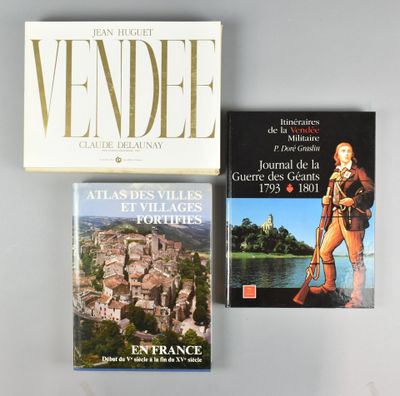 deux livres sont posés l'un à côté de l'autre sur une table