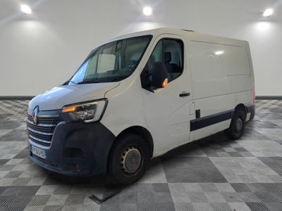 la camionnette blanche est garée sur le sol en damier d'une pièce