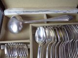 many spoons and spoon spoons in a box