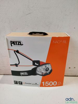 un gros plan d'une boîte surmontée d'une lampe