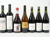 plusieurs bouteilles de vin sont alignées sur une surface blanche