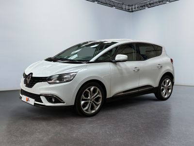 une voiture blanche dans une pièce blanche au sol noir