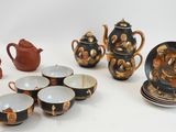 de nombreuses pièces de poterie très variées posées sur une table