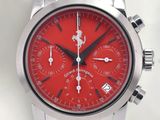un gros plan d'une montre-bracelet au cadran rouge