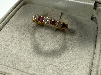 une bague dans une boîte contenant une autre bague