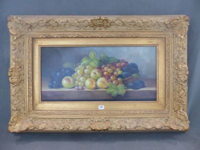 une photo d'un tableau représentant des raisins et des pommes posés sur une table