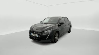 une voiture noire dans une pièce blanche au sol blanc