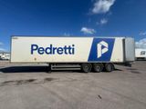 un camion semi-remorque garé dans un parking
