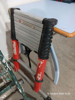 une petite table pliante avec une échelle à côté