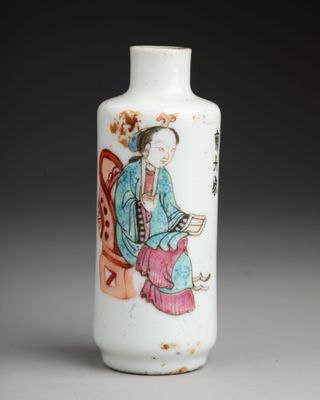 un vase blanc orné d'une peinture représentant une femme assise sur une chaise