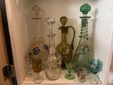 de nombreux vases et verres en verre de toutes sortes sur l'étagère