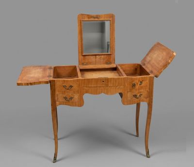 une coiffeuse ancienne en bois surmontée d'un miroir