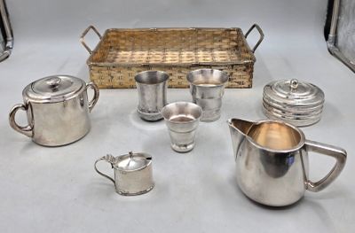 beaucoup d'objets en argent posés sur une table