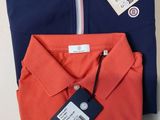 deux polos pour homme, chacun muni d'une étiquette