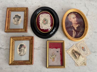 de nombreuses photos encadrées de femmes et d'hommes accrochées au mur