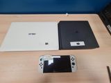 deux ordinateurs portables et une console Nintendo Wii posés sur une table