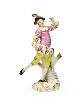 une figurine représentant une femme assise sur une branche d'arbre