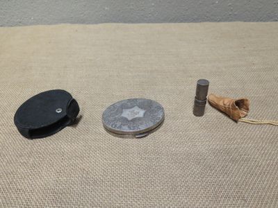 quelques objets posés sur une table