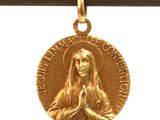 La médaille d'or de la Vierge de Guadalupe est suspendue à une corde