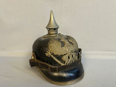 un casque noir orné d'un motif doré