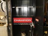 une armoire en métal noir sur laquelle est apposé un logo « Champion » rouge