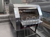 un grille-pain posé sur un tapis roulant