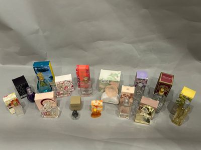 différents types de parfums sont alignés sur une surface blanche