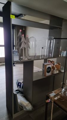 Meuble étagère en stratifié gris composé de 6 niches et 2 po…