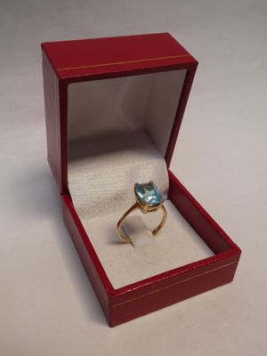 Bague en or jaune 18K, sertie d’une topaze bleue de taille c…