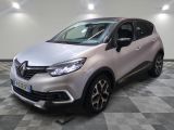 la voiture argentée est garée sur le sol en damier d'un garage